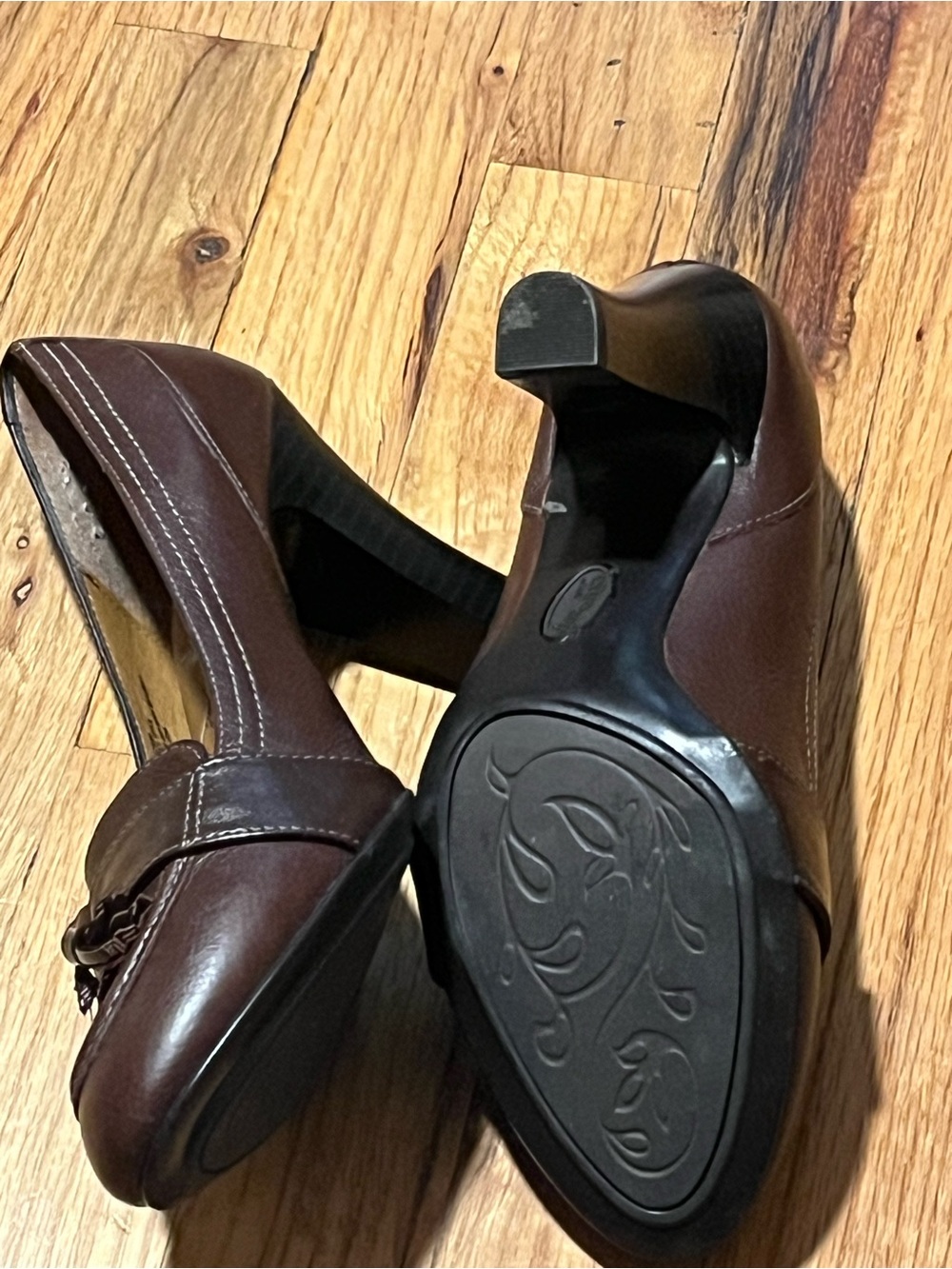 EuroSoft by Sofft Brown Leather Tassel Heels Size 8.5 Comfort Dress Pumps 3.5” H - Picture 4 of 9